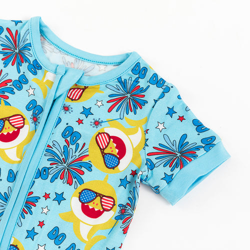 قرش مع نظارات الخيزران قصيرة الأكمام Zippy Romper